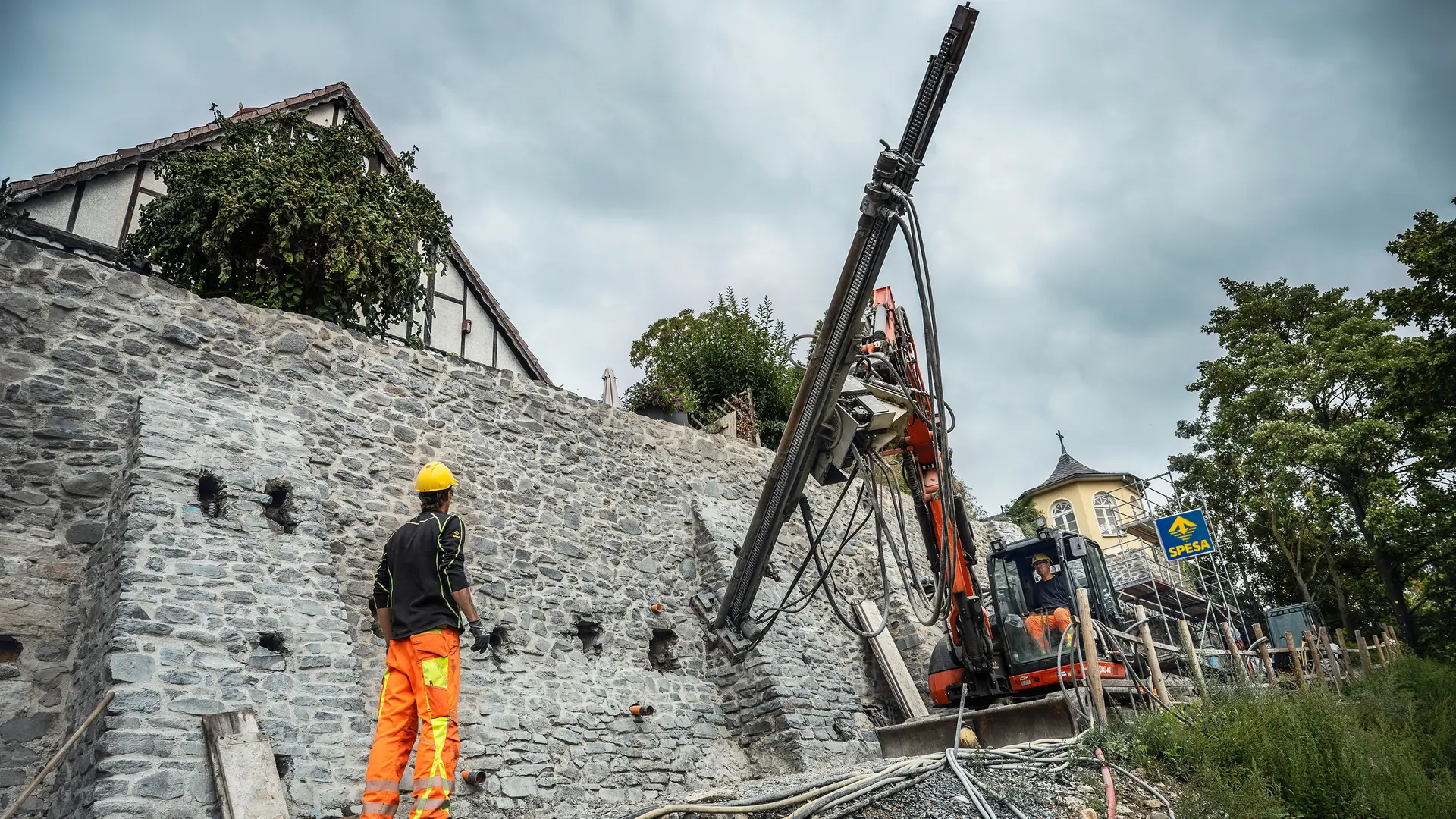 Bohrgerät an Stadtmauer Homberg