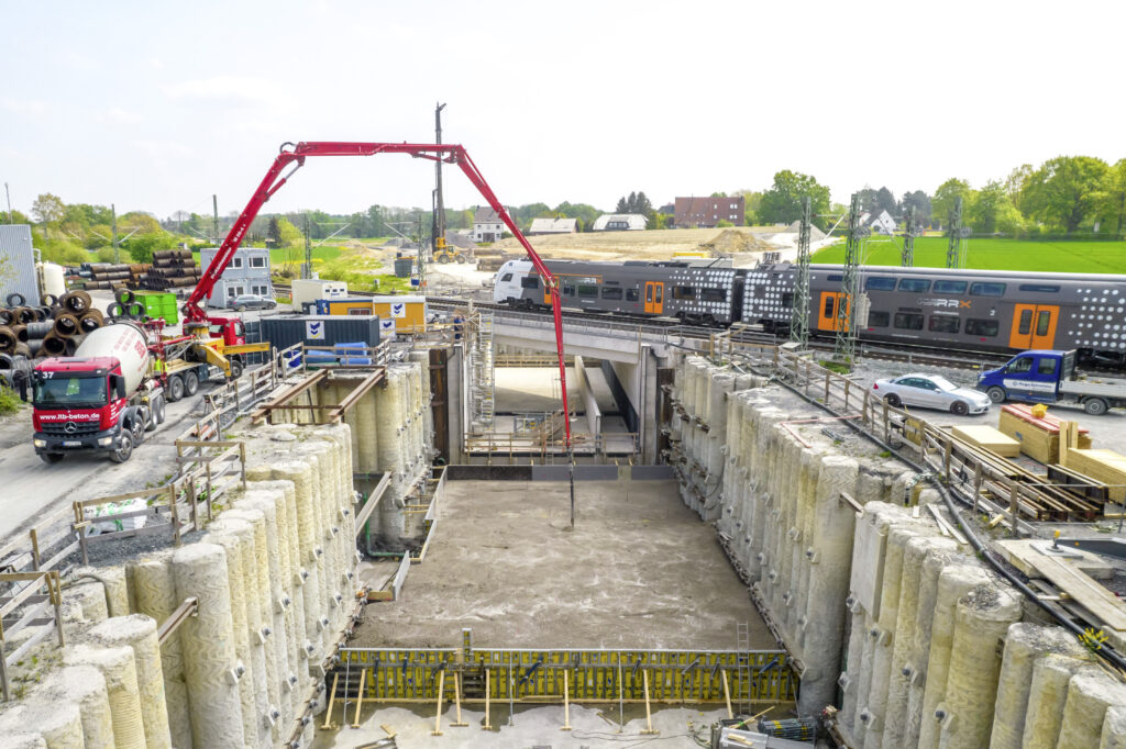 Betonage der Bodenplatte zwischen der überschnittenen Bohrpfahlwand. Bild (c) Echterhoff