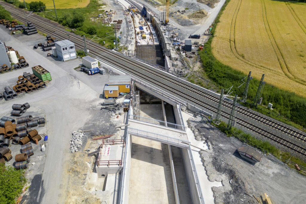 Brücke über Trogbauwerk