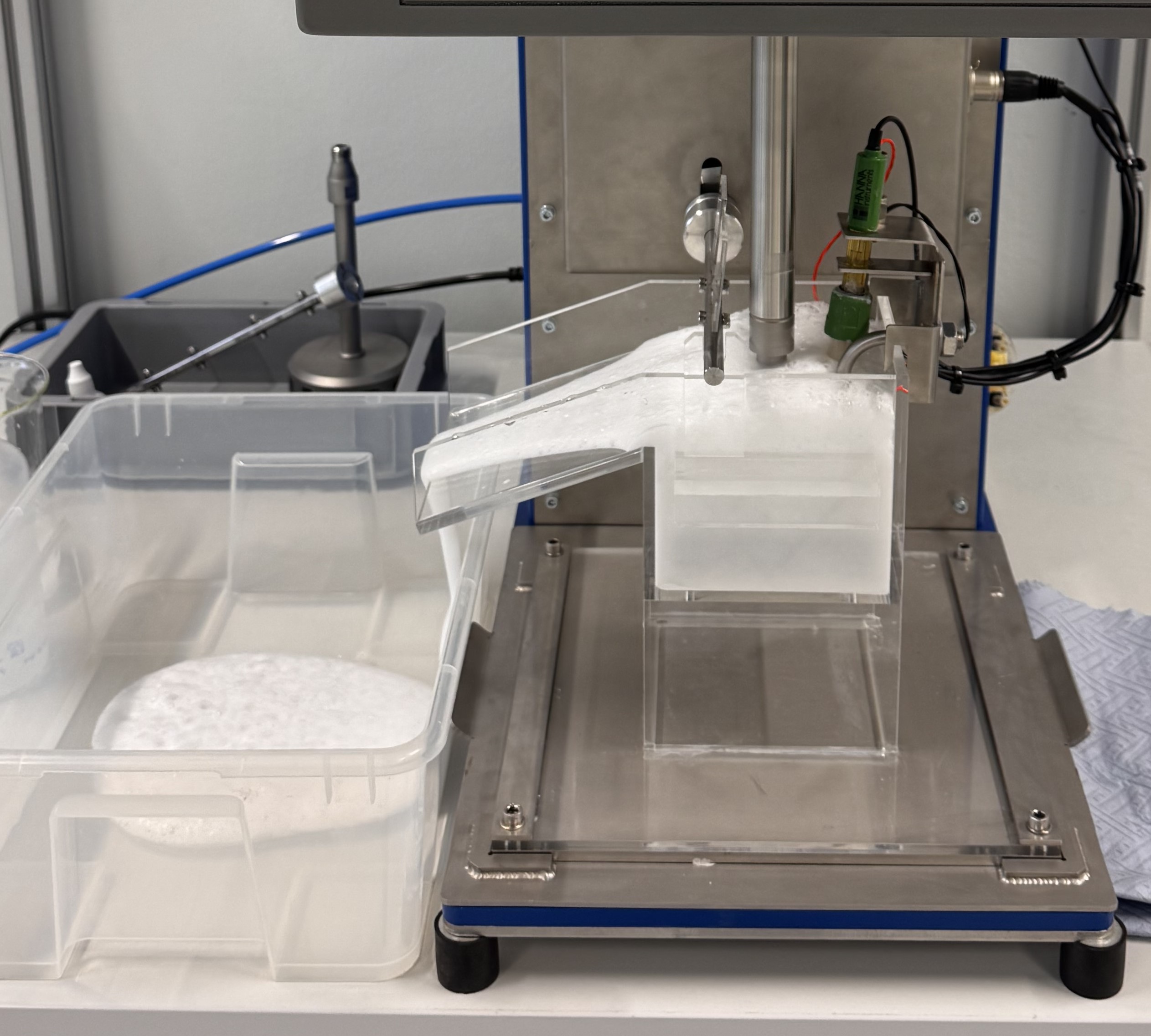Laborversuch: Eine Flotationszelle - eine Art "Boden-Waschmaschine" - in Betrieb © Universität Augsburg