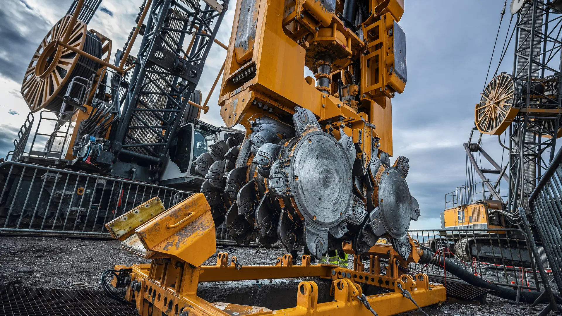 BAUER MC 96 Seilbagger mit einer BC 48 Schlitzwandfräse. Bild (c) Bauer Spezialtiefbau