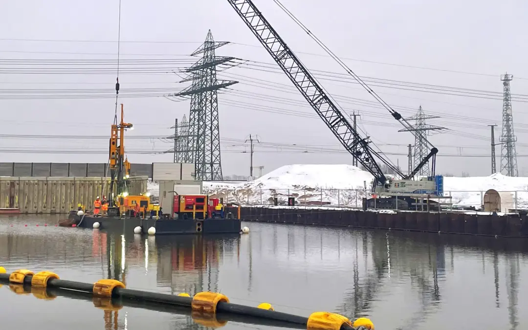 Arbeiten an der Schleuse auf einem Ponton