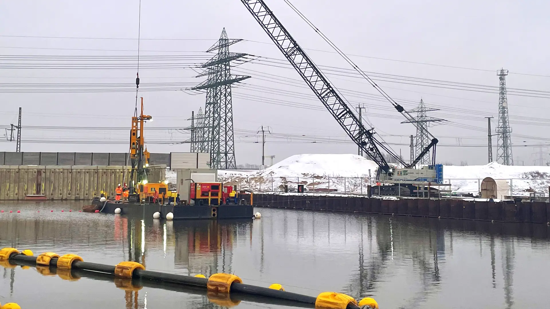Arbeiten an der Schleuse auf einem Ponton