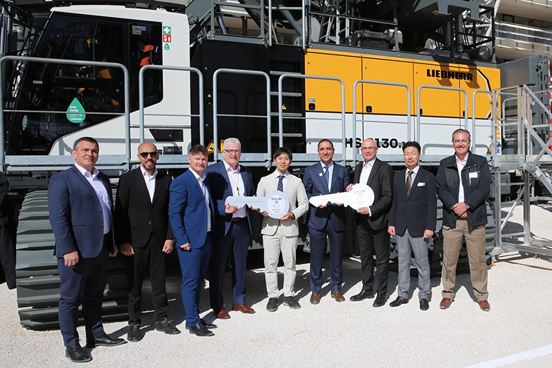 Maschinenübergabe an die Salim Equipment Group