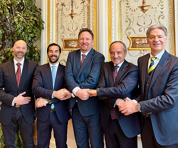 Übernahme mit symbolischem Handschlag besiegelt. Bild (c) Huesker
