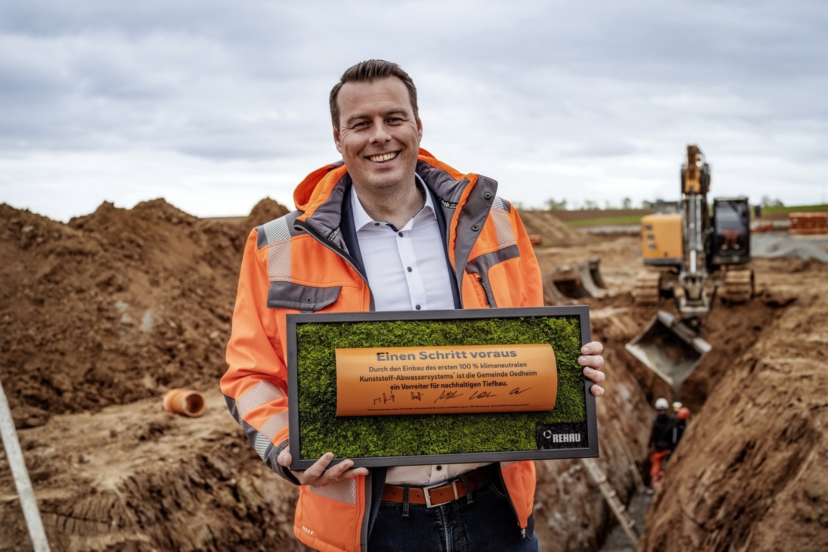 Rückblick: Zum Start der Pilotbaustelle erhielt Bürgermeister Matthias Schmitt eine Urkunde und ein Teil-Rohr von REHAU, das die Gemeinde als Vorreiter im nachhaltigen Tiefbau ausweist. ©REHAU