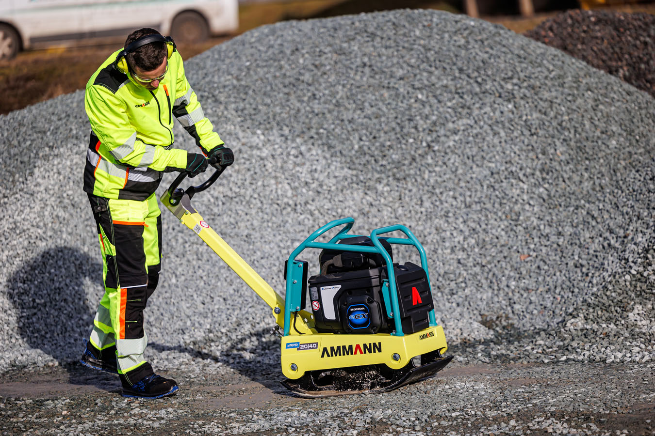 Elektro-Rüttelplatte im Einsatz. Bild (c) Ammann