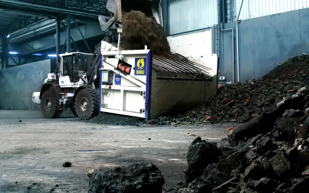 Die Baustoff-Recyclingsiebe der Modellreihe SBR4 der EAG Einfach Aufbereiten GmbH sind an den Bauer-Bodenreinigungsstandorten in Regensburg, Duisburg und Hamburg teils schon Jahre im Einsatz. Bild (c) Bauer