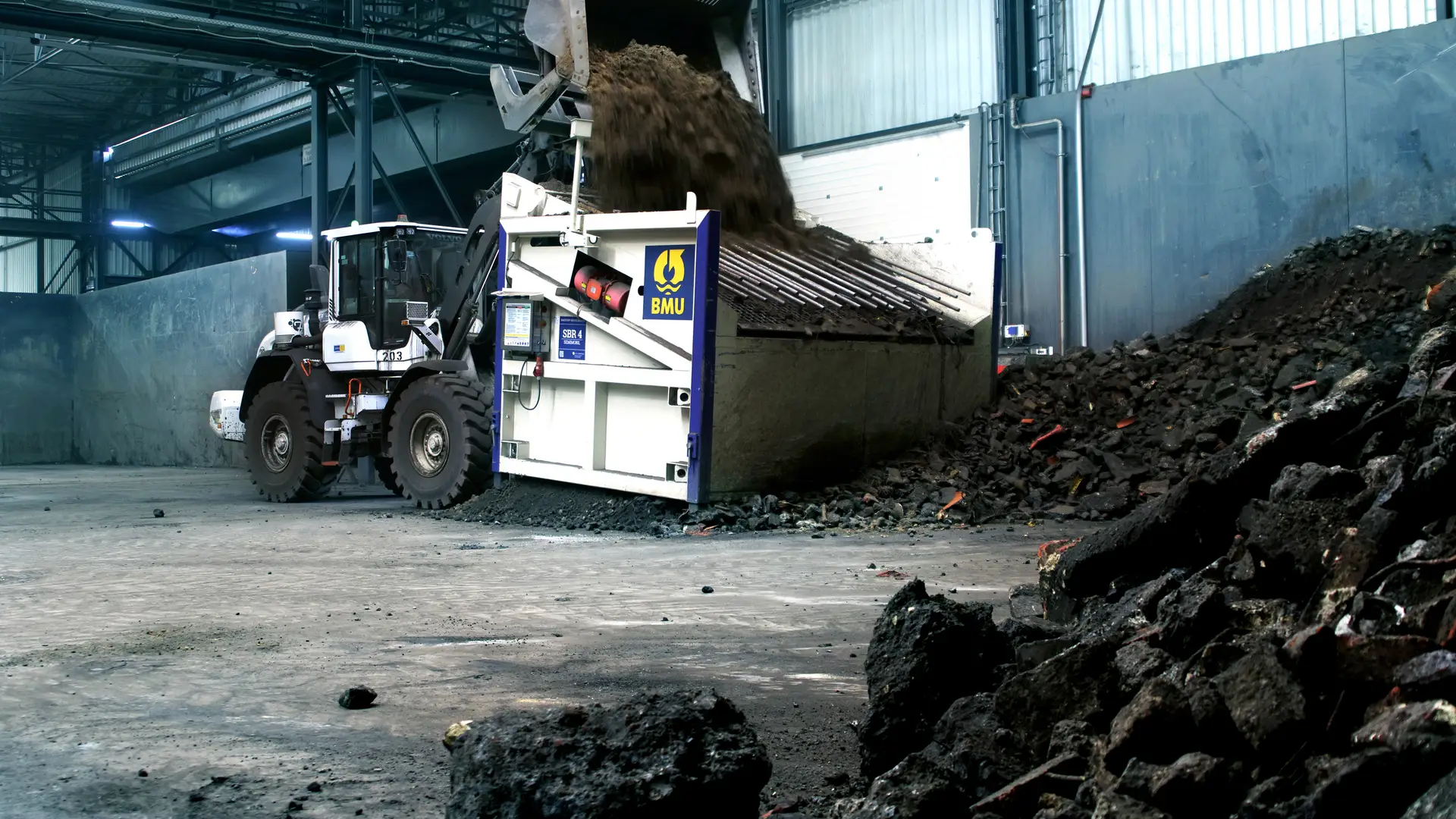 Die Baustoff-Recyclingsiebe der Modellreihe SBR4 der EAG Einfach Aufbereiten GmbH sind an den Bauer-Bodenreinigungsstandorten in Regensburg, Duisburg und Hamburg teils schon Jahre im Einsatz. Bild (c) Bauer