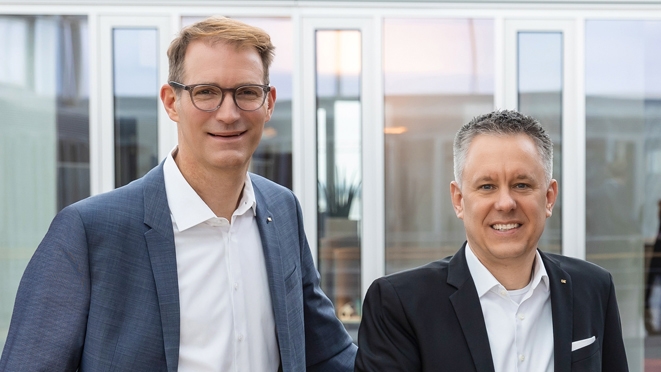 Philip Wolters (links) und Dr. Andreas Kamm wurden als Geschäftsführer der Zeppelin Baumaschinen GmbH wiederbestellt. Foto: Zeppelin