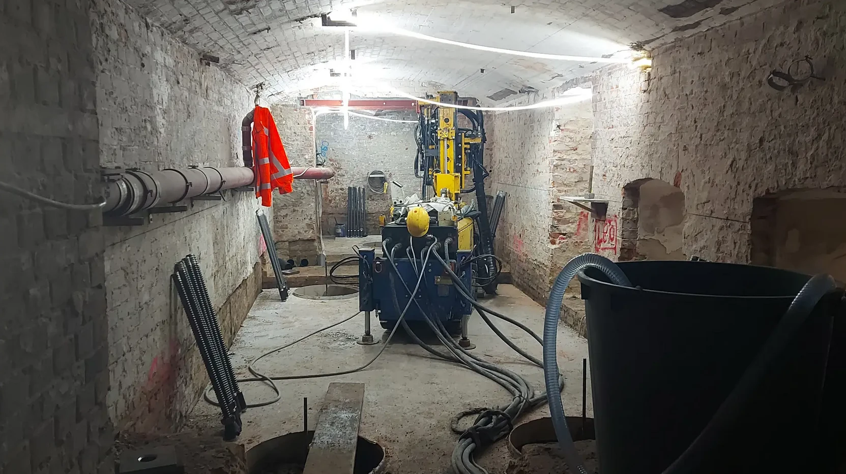 pfahlgruendung_maerkisches_museum Bohrgerät KLEMM KR 701 im Einsatz unter sehr beengten Platzverhältnissen. Bild (c) Bauer