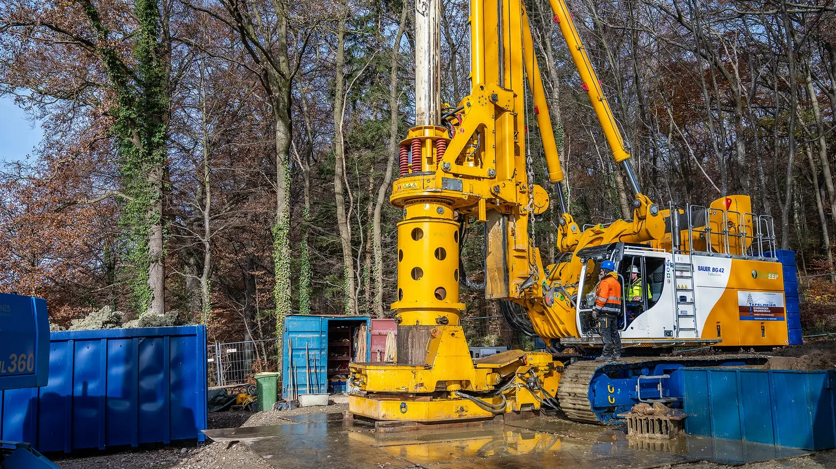 tafelmeier_bauer_bohrgeraet_bg_42 Die besondere Herausforderung bei diesem Projekt: präzises Arbeiten in unterschiedlichen Bodenschichten bis hin zu Fels in einer beispiellosen Tiefe von 160 m.
