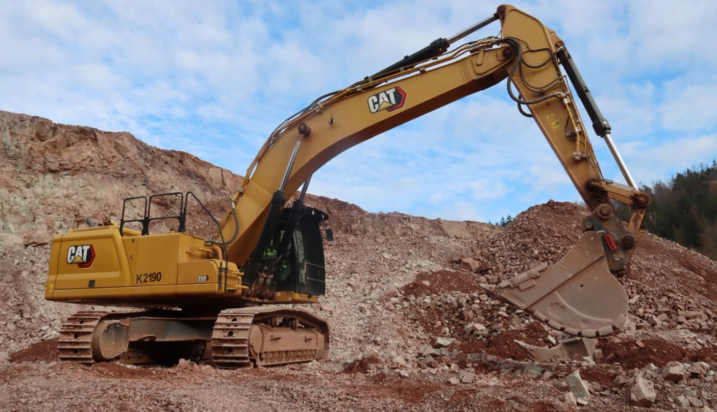 Der Kettenbagger ist mit stark abrasivem Material konfrontiert und erhielt deswegen einen besonderen Löffel mit Seitenschneide. Bild (c) Zeppelin Baumaschinen GmbH