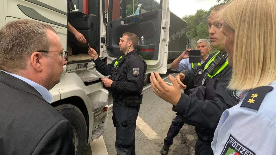 Minister Oliver Krischer nimmt an einer Polizeikontrolle von LKW teil / © MUNV NRW