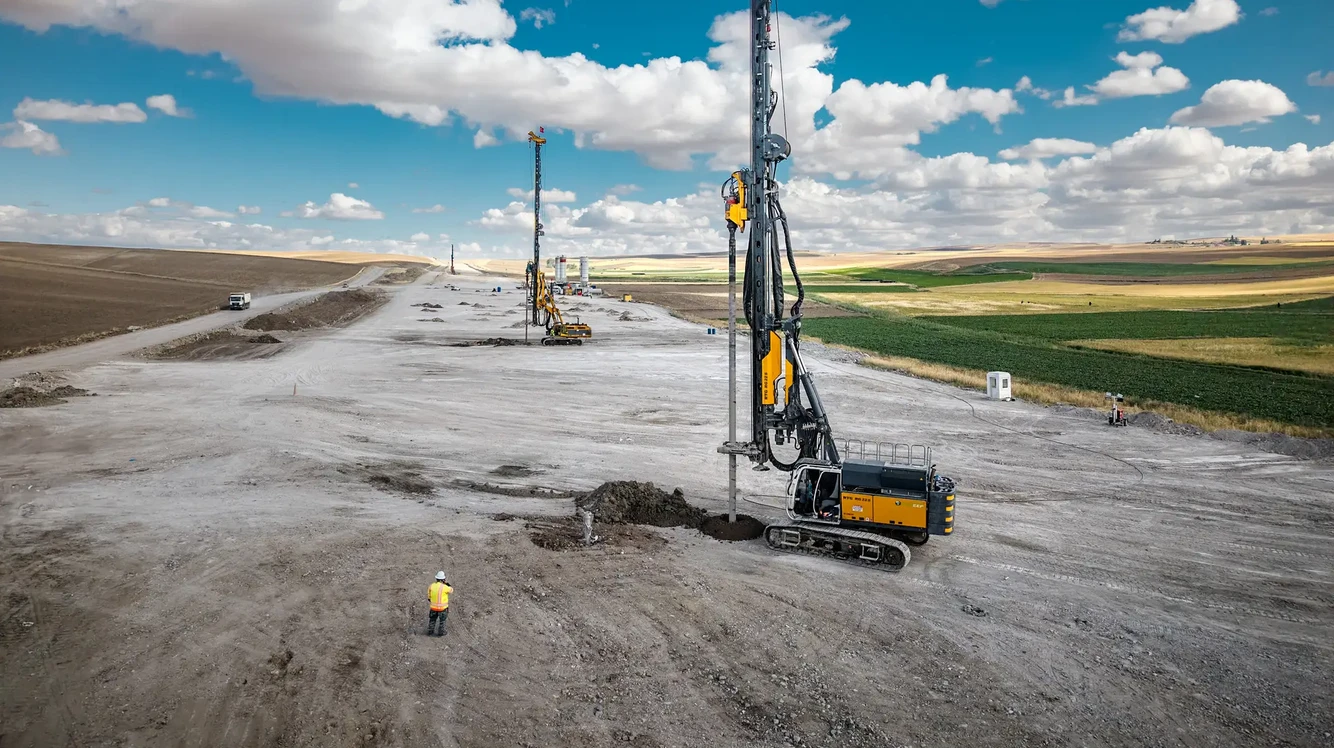 Ressourcenschonendes Single-Column-Mixing-Verfahren: Der anstehende Baugrund wird mit einem Bindemittel vermischt, nach dem Aushärten entstehen Einzelsäulen. Bild (c) Bauer