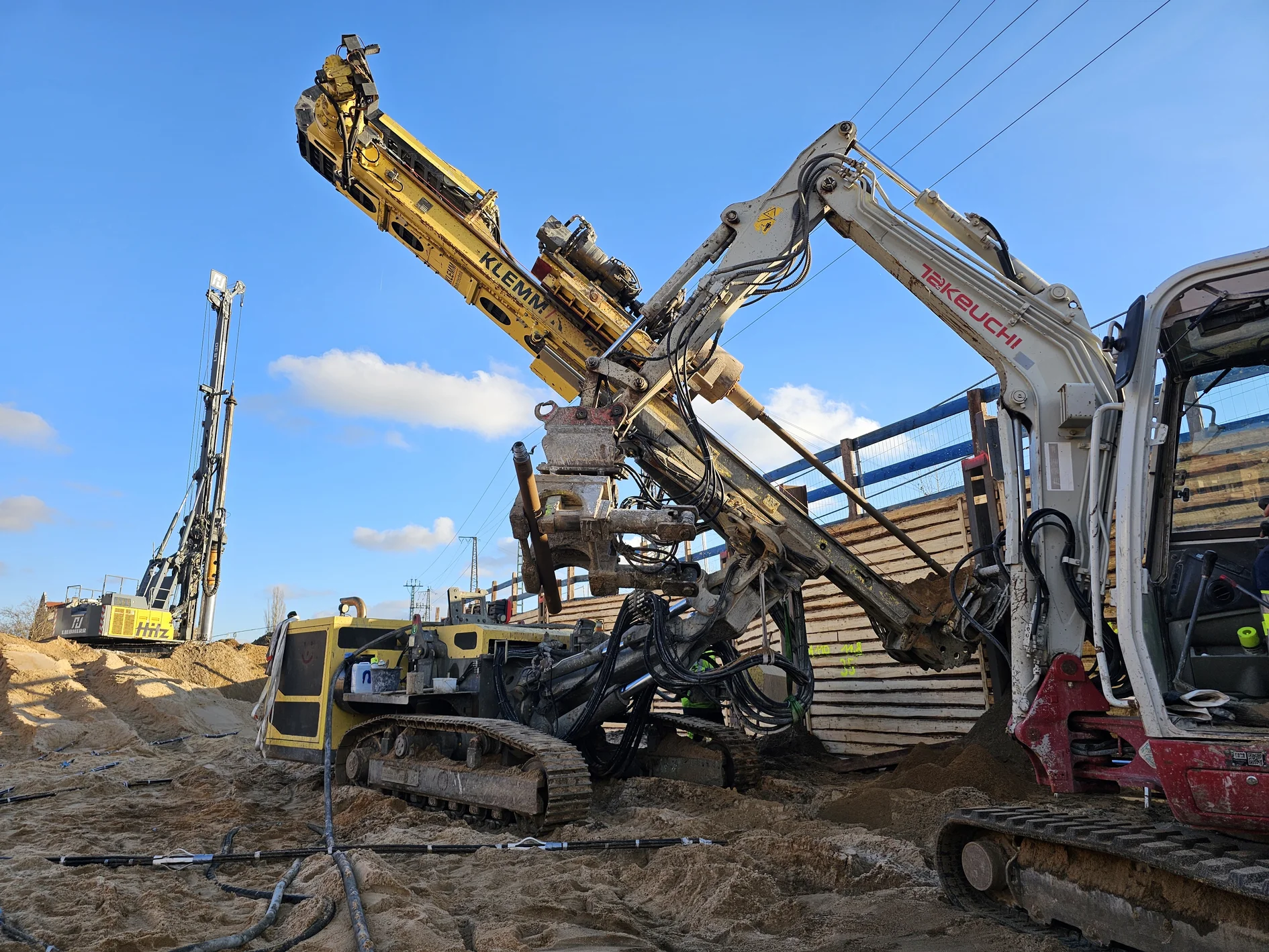 Temporäre Litzenanker stabilisieren die Baugrube auf dem Fürther Hornschuchcampus trotz sandigem Baugrund und Bahnverkehr. Bild (c) Porr