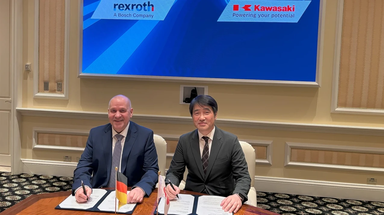 Beim Unterzeichnen der Absichtserklärung in Las Vegas, Nevada, USA am 2. März 2026: Steffen Haack, Vorstandsmitglied von Bosch Rexroth, und Yoshimoto Matsuda, Geschäftsführer von Precision Machinery & Robot Company, Kawasaki Heavy Industries (Bildquelle: Bosch Rexroth)
