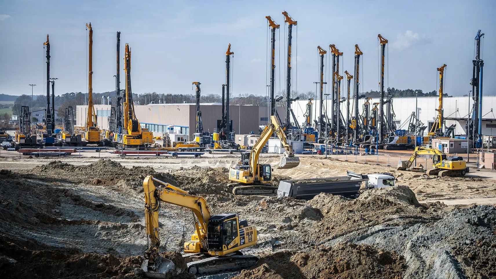 Blick auf die Baustelle für die neue Produktions- und Logistikhalle. Bild (c) Bauer