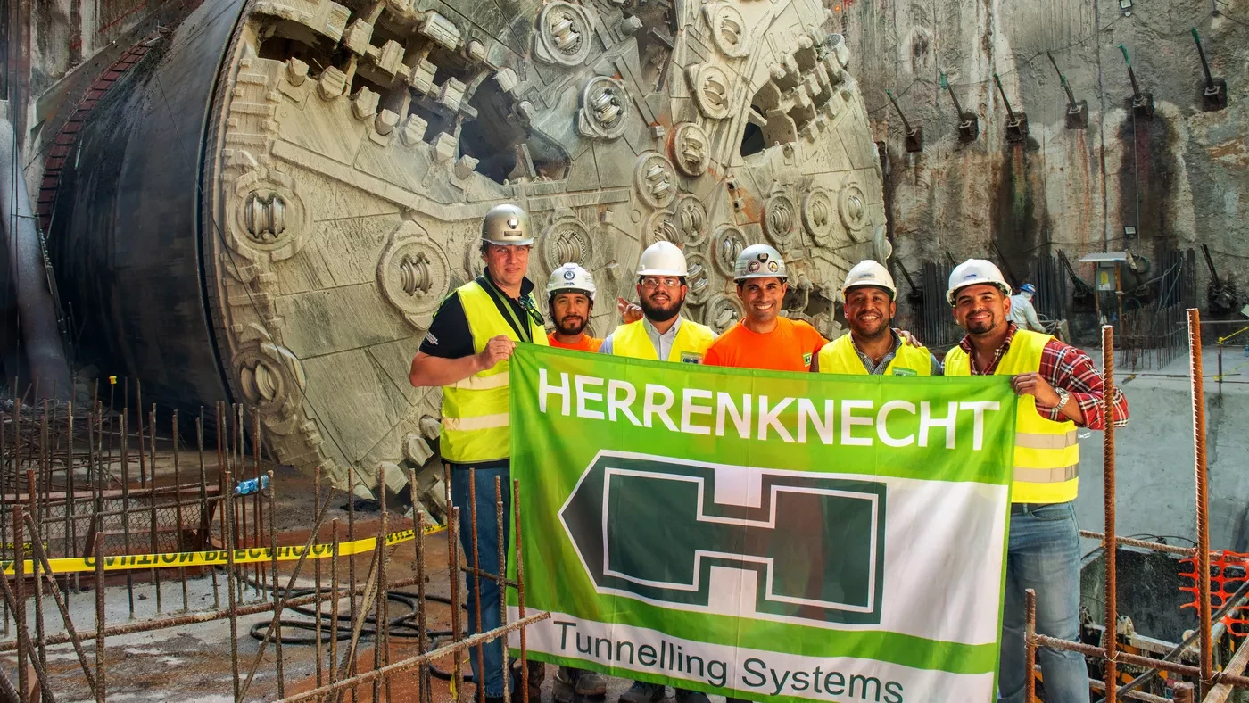 Mitarbeiter von Herrenknecht nach dem erfolgreichen Durchbruch zur zukünftigen U-Bahn-Station Balboa. Bild (c) Herrenknecht AG