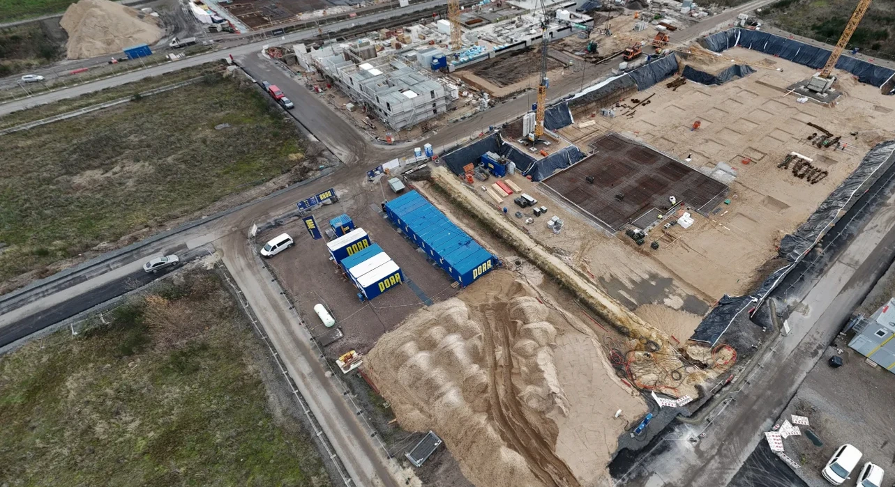 Zwei Baukräne wurden bereits vollständig montiert sowie die gesamte Baustelleneinrichtung aufgebaut. Bild (c) Porr