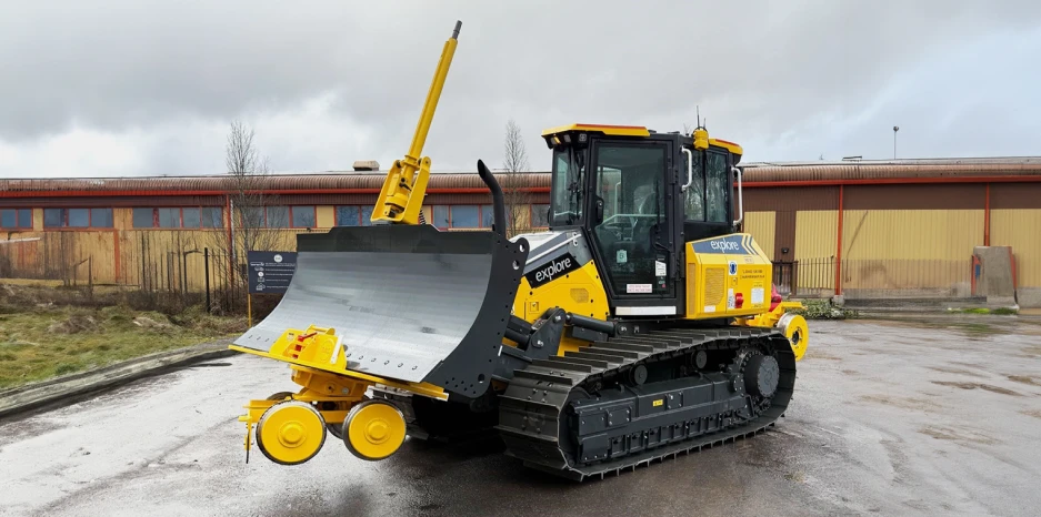 Auslieferung des ersten Develon-Dozers mit Schienenumbau