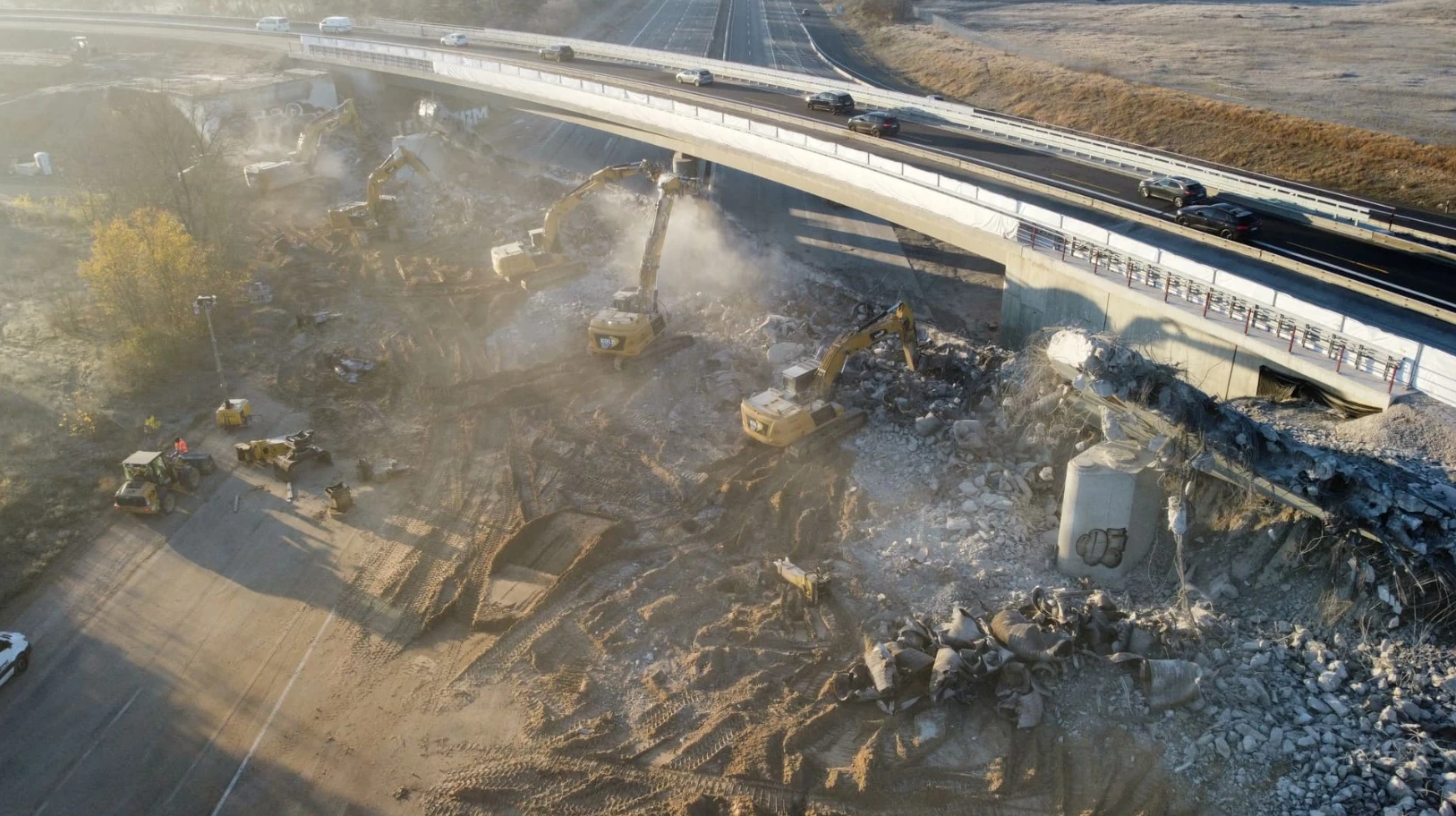 Das sechs Meter hohe Bestandsbauwerk aus dem Jahr 1967 mit einer Länge von 138 Metern musste weichen. Bild (c) Zeppelin Baumaschinen GmbH