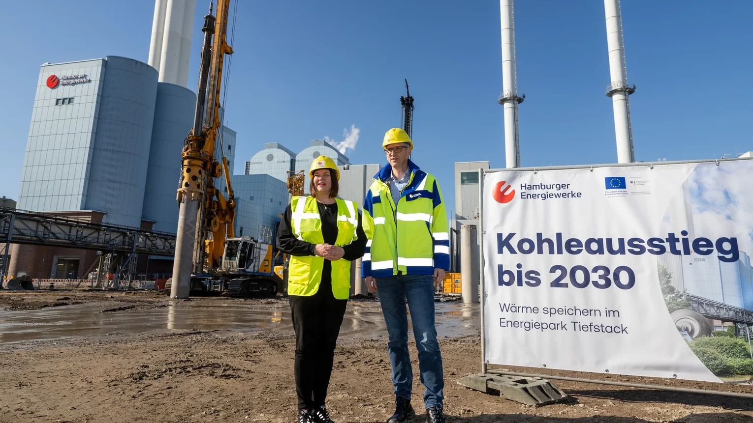 Katharina Fegebank, Zweite Bürgermeisterin der Freien und Hansestadt Hamburg und Senatorin der Behörde für Umwelt, Klima, Energie und Agrarwirtschaft, und Michael Prinz, Geschäftsführer Hamburger Energiewerke GmbH, legten am 04.03.2026 symbolisch das Fundament für Hamburgs Energiezukunft. Bild (c) Hamburger Energiewerke