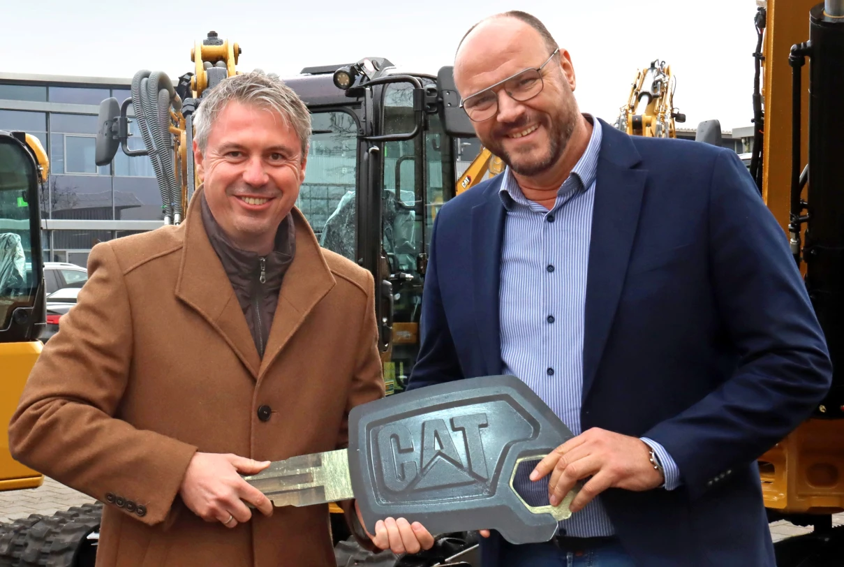 Stefan Besendorfer (links) überreicht symbolisch den Schlüssel an Gzim Krasniqi (rechts). Foto (c) Zeppelin