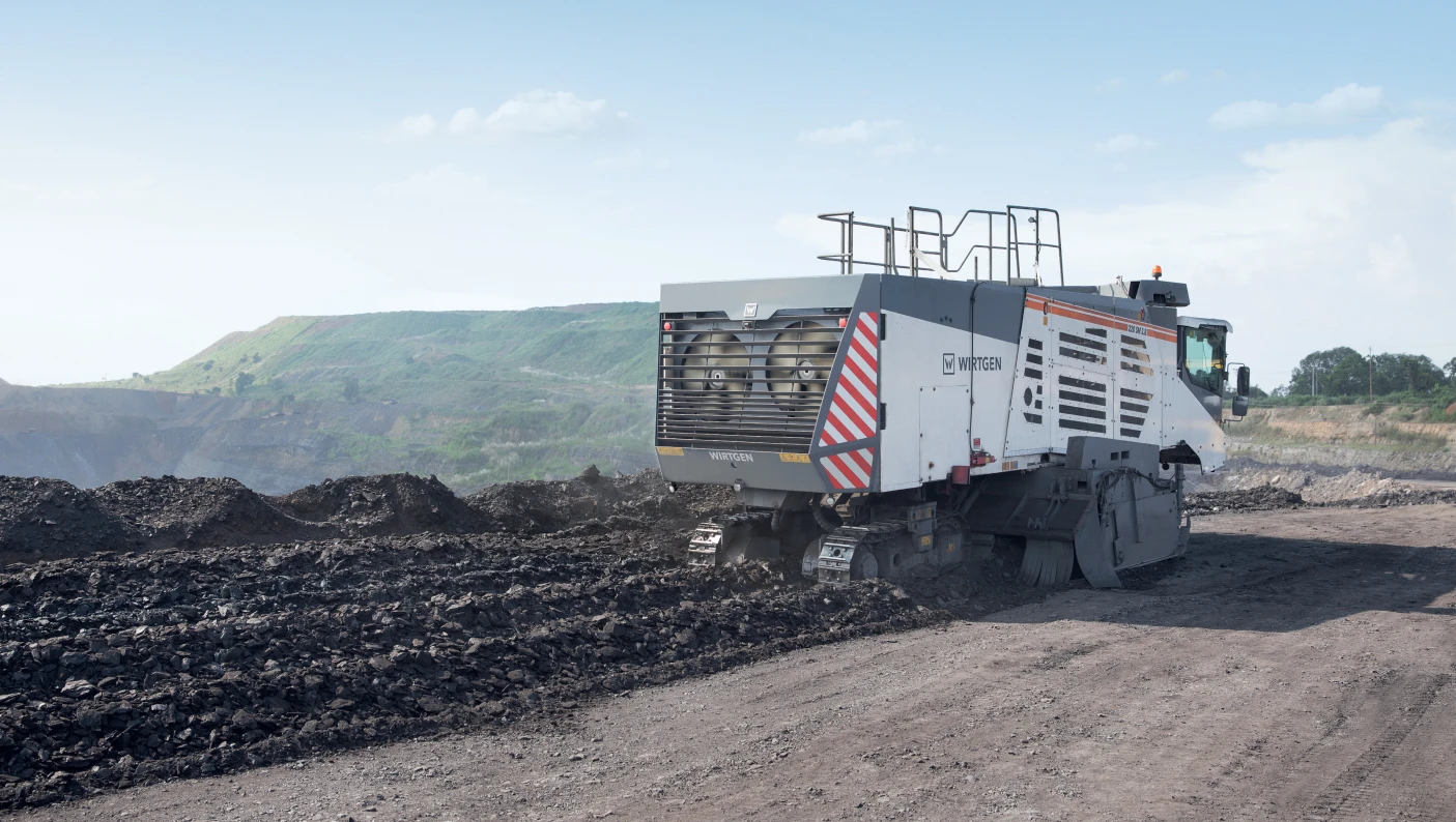 Der Surface Miner 220 SM(i) 3.8 im Betrieb beim Kohleabbau mit dem Windrow-Verfahren. Bild (c) Wirtgen Group