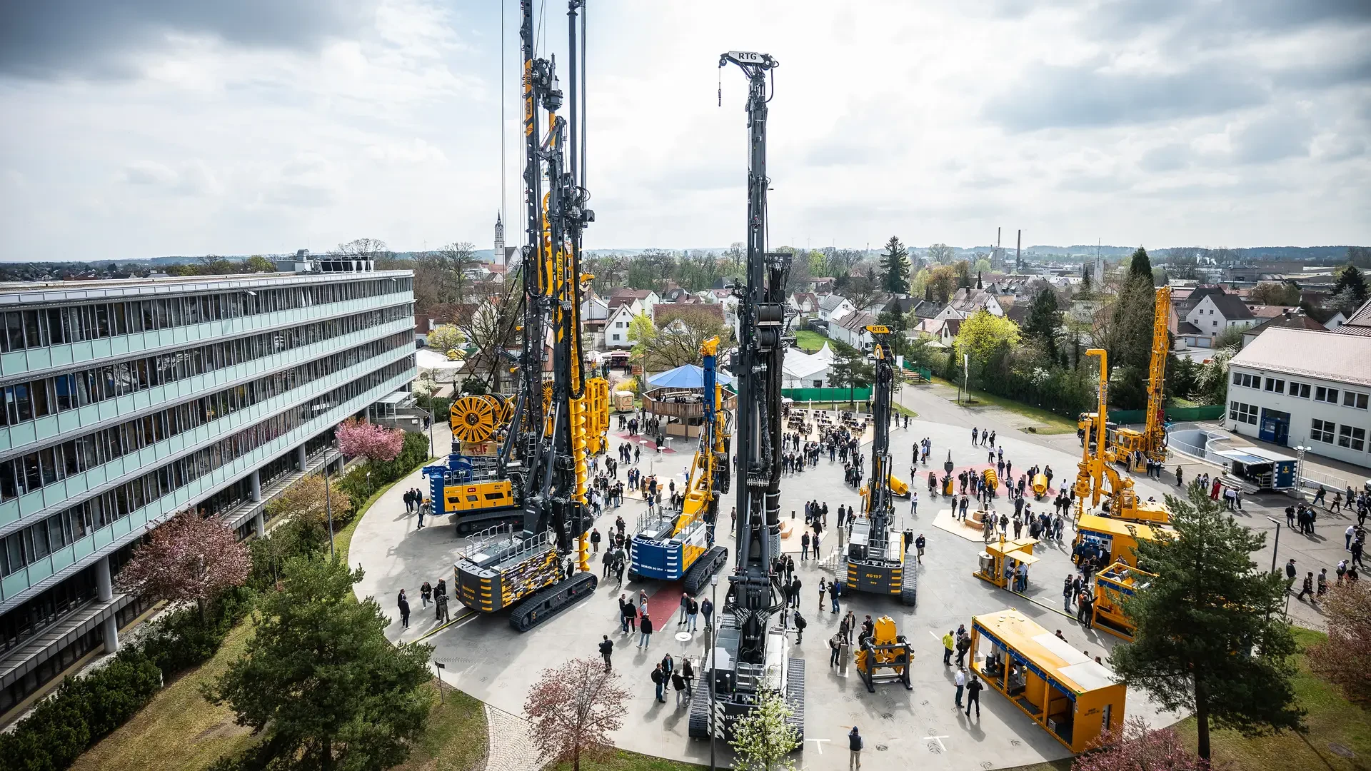 Von Schlitzwand- über Ramm- bis hin zur Bohrtechnik: Bauer präsentierte eine breite Maschinenpalette. Bild (c) Bauer