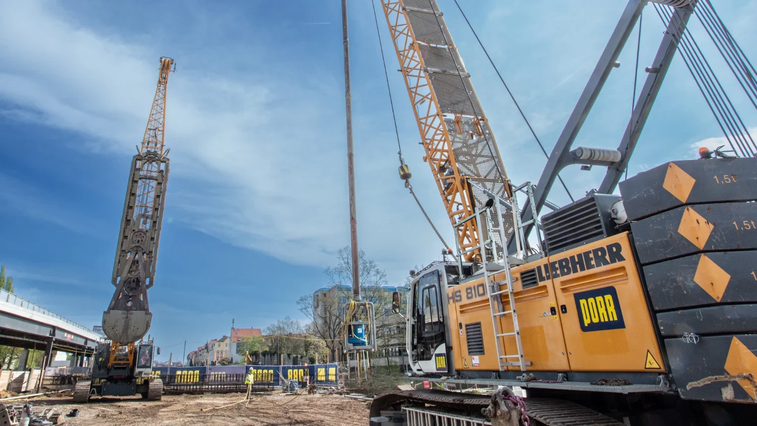 Im Insel‑Dock 8 laufen die letzten Schlitzwandarbeiten unter extrem beengten innerstädtischen Bedingungen. Bild (c) PORR