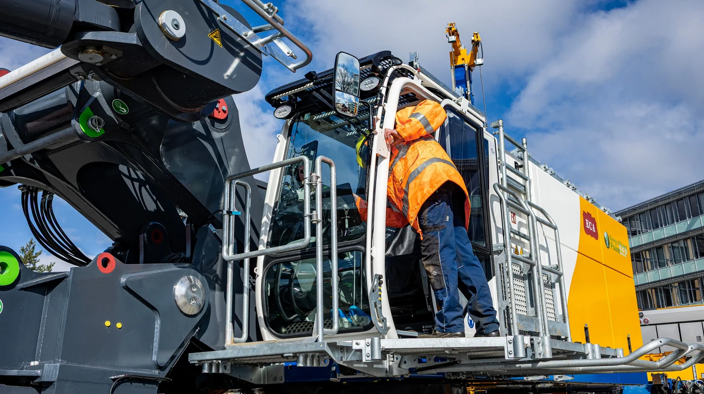 Das Rondell im Innenhof der Bauer-Hauptverwaltung verwandelt sich seit dem 18. März Stück für Stück wieder in ein Ausstellungsgelände. Bild (c) Bauer Gruppe