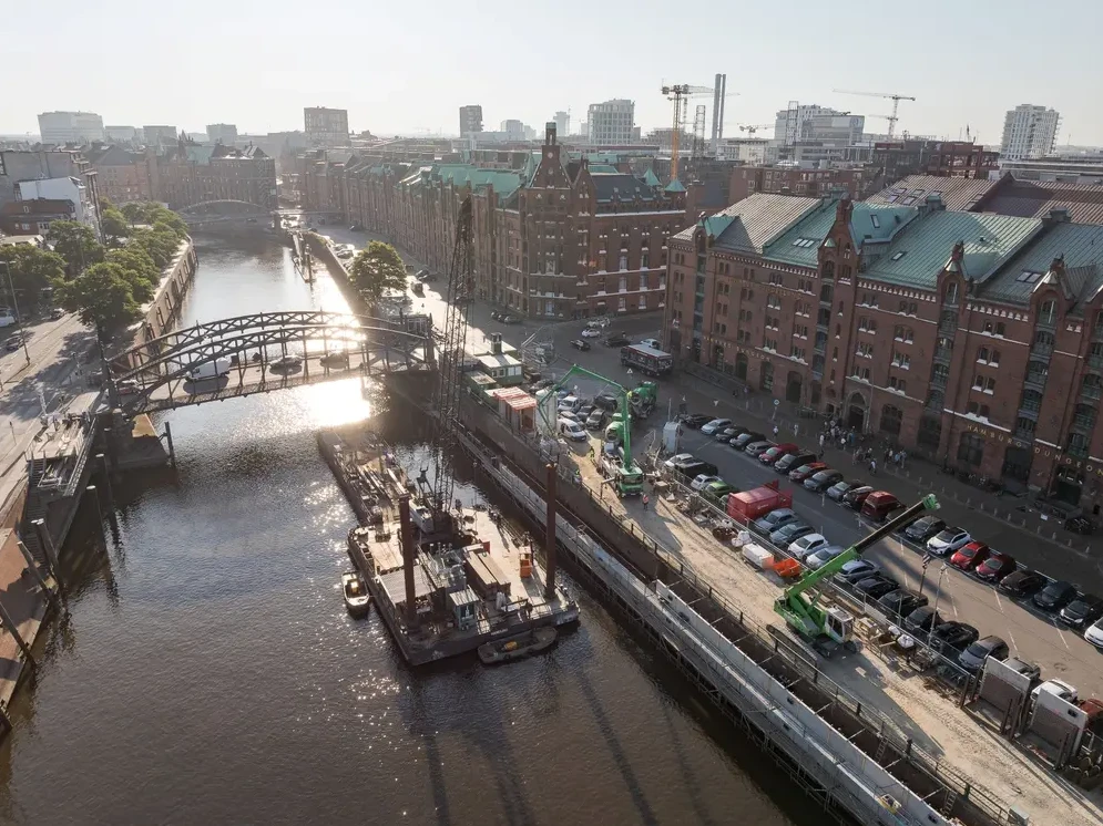 Kaimauer-Sanierung Hamburg. Die Speicherstadt in Hamburg gehört seit 2015 zum UNESCO-Welterbe. An vielen Stellen zeigt die Kaimauer am Kehrwieder altersbedingte Abnutzungserscheinungen und Schäden, die langfristig instandgesetzt werden müssen. Bild (c) Sebastian Engels