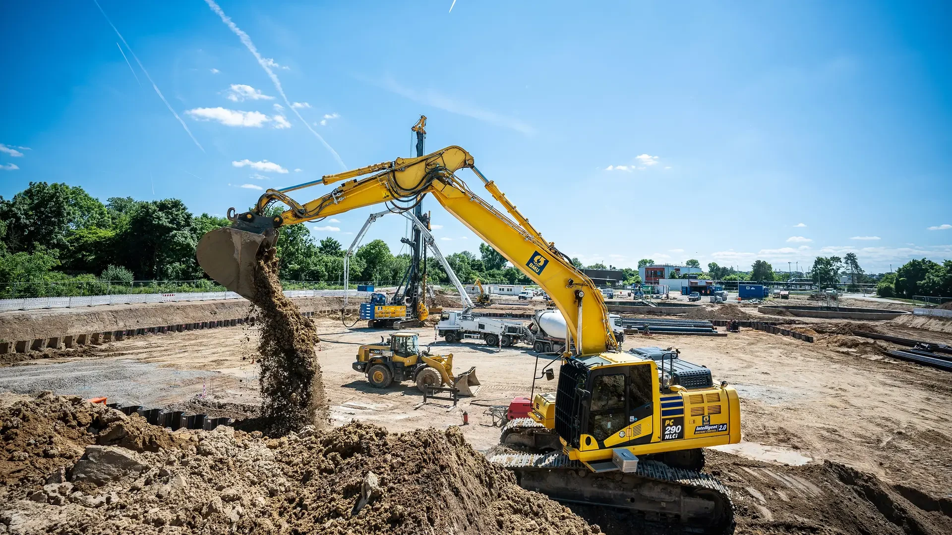 Präzision im Einsatz: Der Semi-GPS-3D-Bagger arbeitet das Planum bis auf 2 cm genau aus. Bild (c) Bauer Group