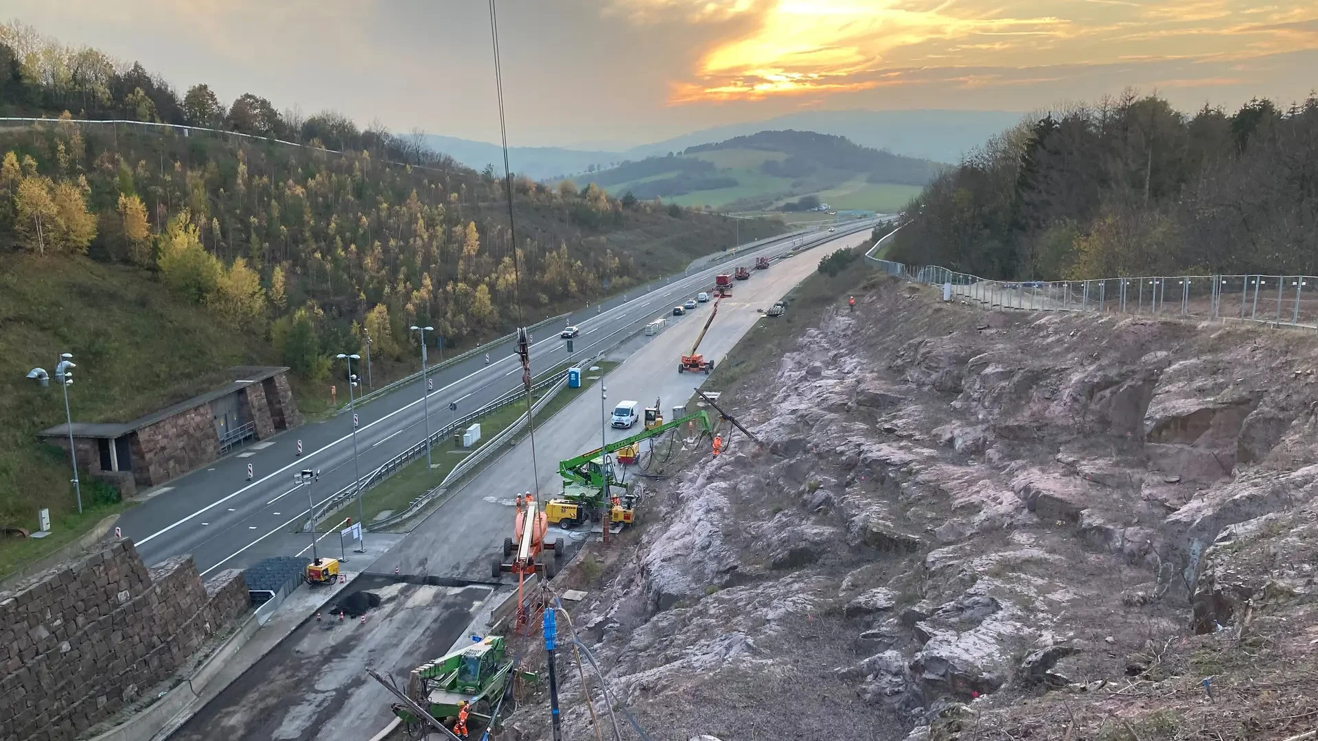 Fahrbahnerneuerung an der A38 bei Göttingen: Umfangreiche Sicherungsmaßnahmen der umliegenden Felswände waren notwendig. Von September 2020 bis Juni 2021 führte die Spesa 6.000 lfm Bodenvernagelung sowie 16.000 m² Steinschlagschutznetze aus. Bild (c) Bauer Group