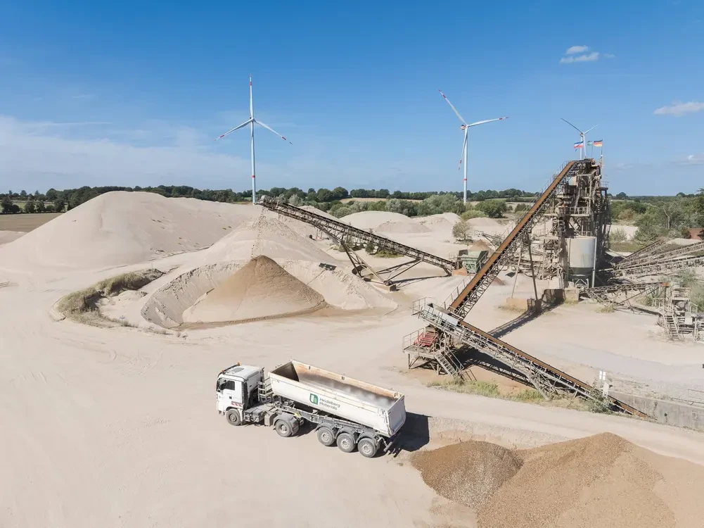 Heidelberg Materials Mineralik CSC Rezertifizierung. Die CSC-Gold-Rezertifizierung bestätigt die nachhaltige Rohstoffgewinnung von zwölf Sand- und Kieswerken der Heidelberg Materials Mineralik DE GmbH. Bild (c) Sebastian Engels