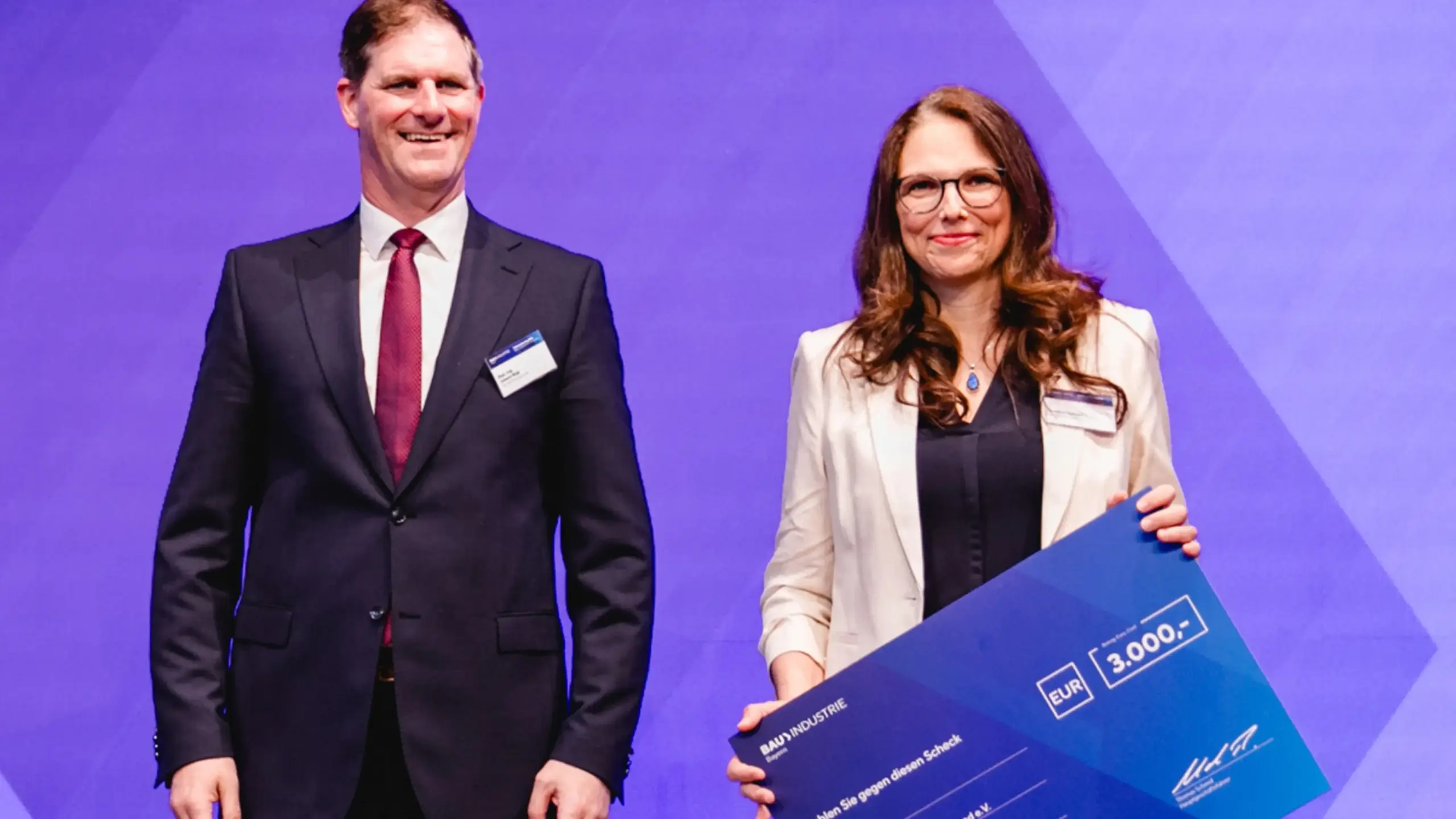 Susanne Nefzger (re.), BAUER Spezialtiefbau GmbH, und Johann Bögl, Präsident des BBIV. Bild © Bayerischer Bauindustrieverband e.V.