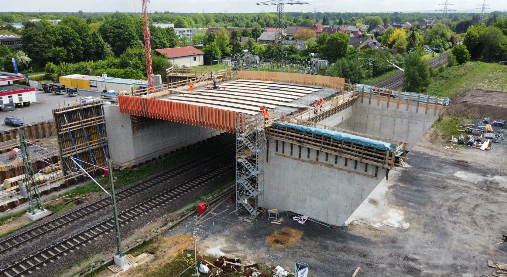Brückenbau unter anspruchsvollen logistischen und geotechnischen Bedingungen. Bild (c) Echterhoff
