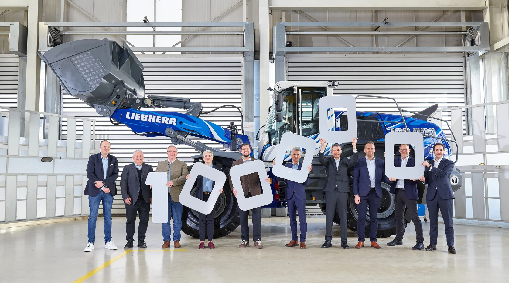 Der 100.000ste Liebherr Radlader geht an die Firma STORK, die seit 1994 auf Liebherr setzt. Bild (c) Liebherr