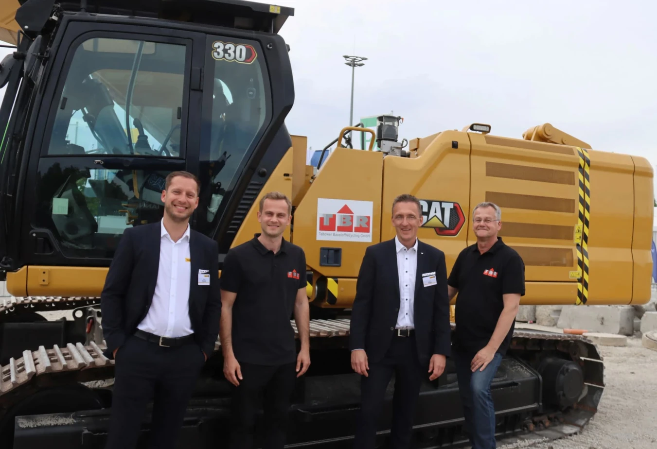 Stefan und Niko Schumann (rechts und Zweiter von links) von der Teltower Baustoffrecycling GmbH mit Robert Bruhn (Zweiter von rechts), leitender Vertriebsrepräsentant der Zeppelin Niederlassung Berlin, und Niklas Strobel (links), Produktmanager Customizing bei Zeppelin. Fotos (c) Zeppelin