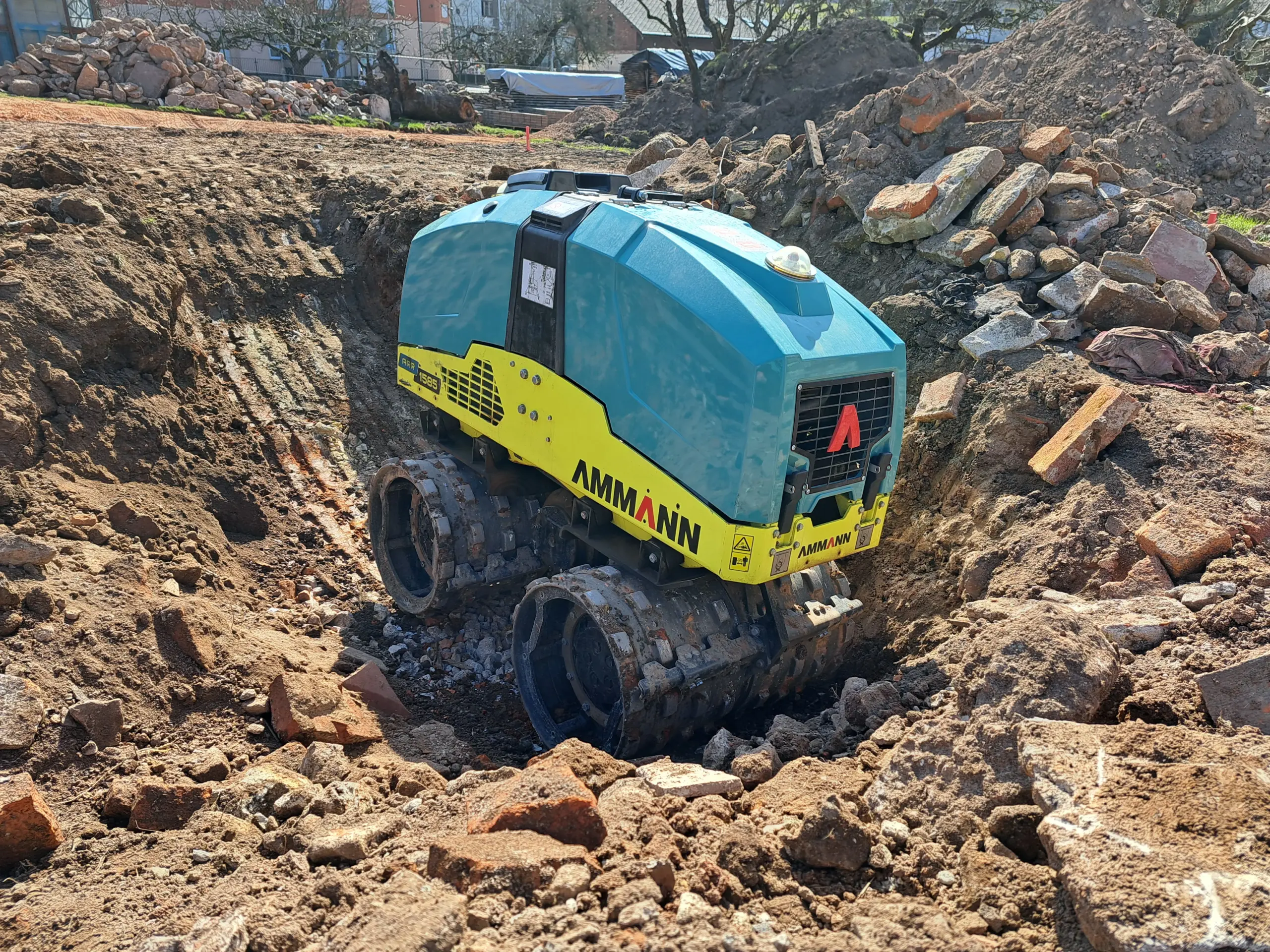 Grabenwalze ARR 1585-2 von Ammann im Einsatz. Bild (c) Ammann