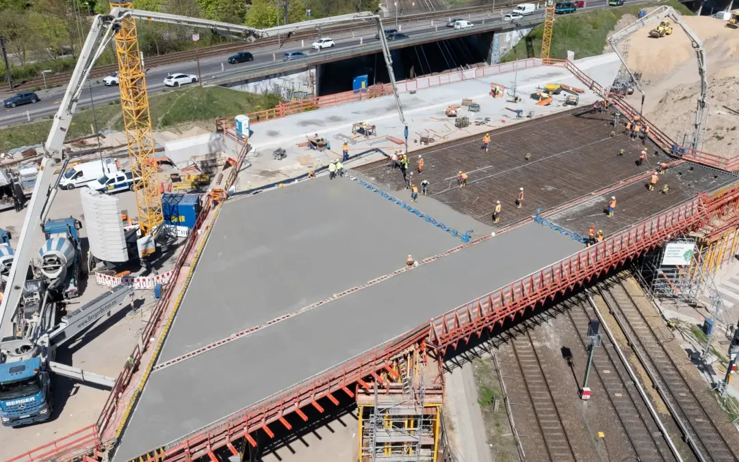 Fortschritte beim Verkehrsknoten Marzahn: Trägermontage und Betonage