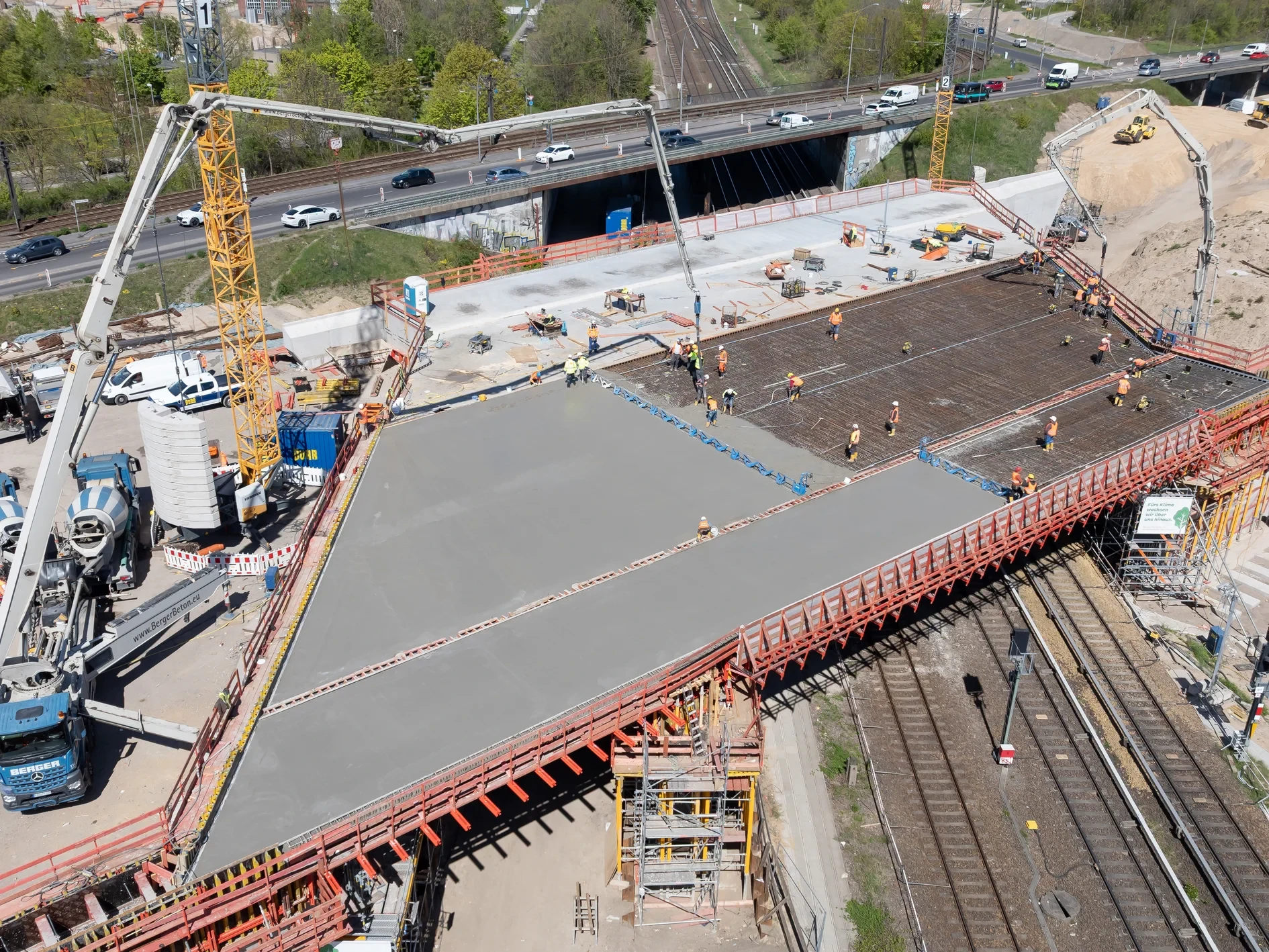 Mit der Montage der Fertigteilträger an Bauwerk 8 ist ein neuer wichtiger Schritt für den weiteren Überbau- und Ausbaufortschritt erreicht. Bild (c) PORR