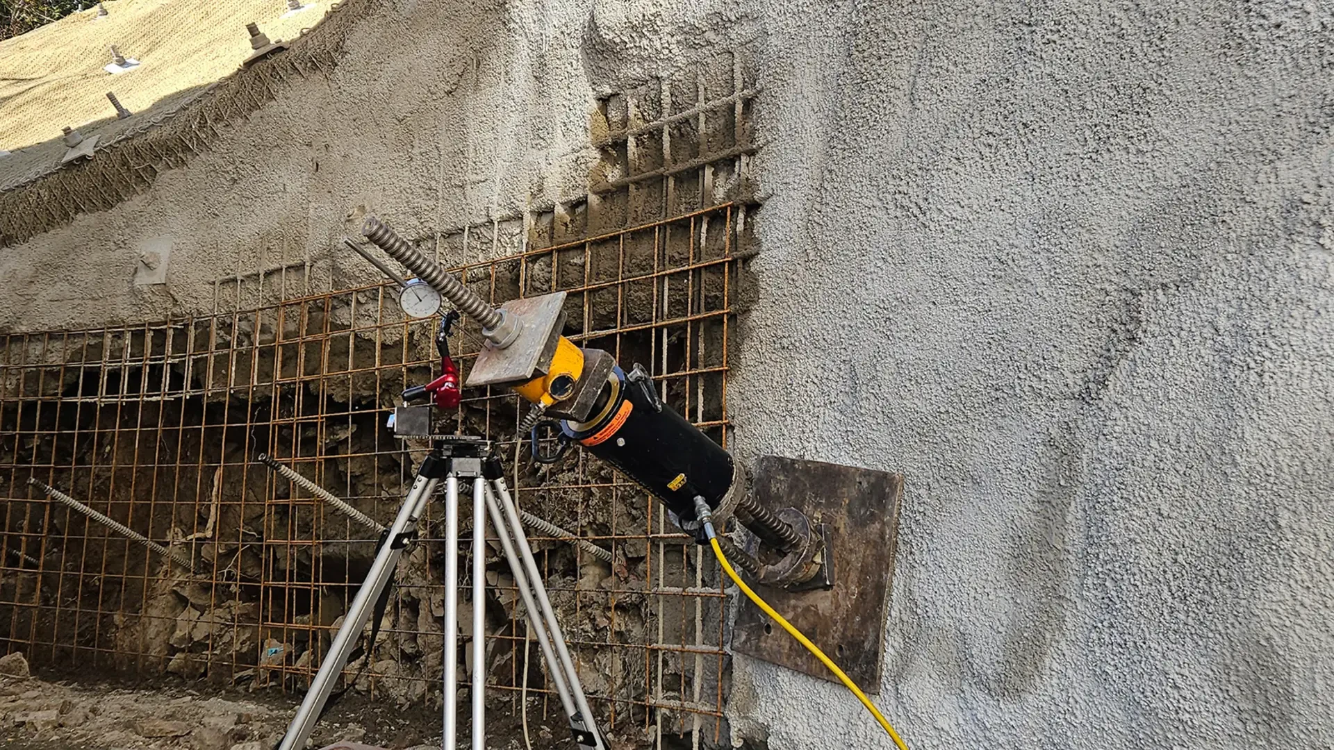 Nach dem Rückbau der historischen Mauersubstanz erfolgt die eigentliche Hangsicherung mittels Spritzbetonschale und Rückverankerung. Bild (c) Bauer Group