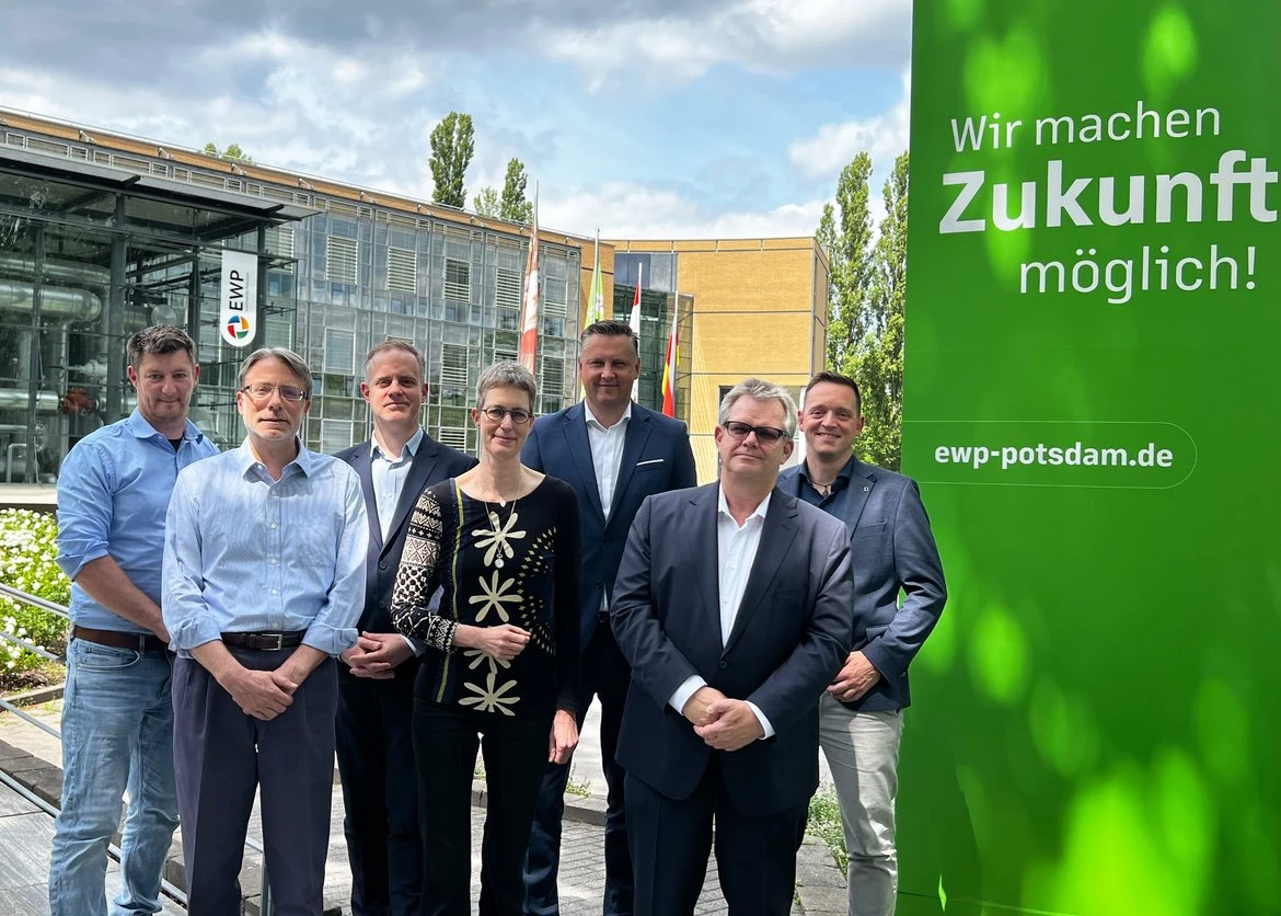Die Projektpartner von EWP und GFZ für neue Geothermieprojekte in Potsdam (v.l.n.r.): Tristan Grüttner, Manager Infrastrukturprojekte der EWP; Til Boehme, Senior Manager Wärme- und Energiewendeprojekte der EWP; Lars-Christian Klinnert, Administrativer Vorstand GFZ; Prof. Dr. Susanne Buiter, Wissenschaftliche Vorständin GFZ; Monty Balisch, kaufmännischer Geschäftsführer der EWP; Carsten Schulte, technischer Geschäftsführer der EWP; Dr. habil. Sven Fuchs, Arbeitsgruppenleiter Hydrothermale Energie, Sektion Geoenergie, GFZ (nicht abgebildet: Prof. Dr. Ingo Sass, Leiter Sektion Geoenergie am GFZ). Bild (c) EWP, GFZ