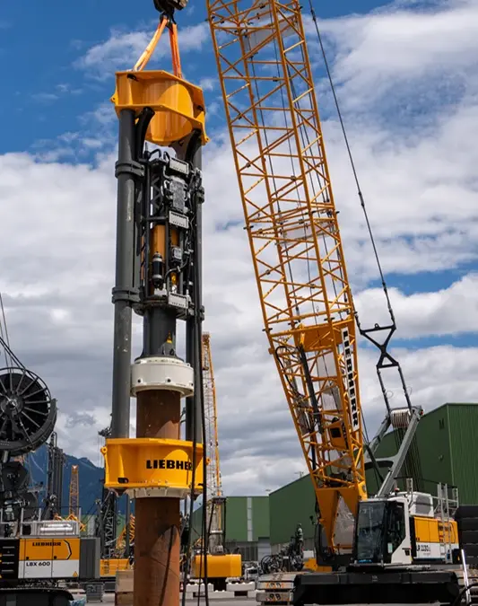 Liebherr führt freihängenden Aufsteckmäklers mit Hydraulikhammer H 10 ein