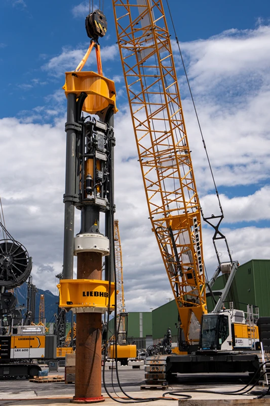 Eine flexible Lösung für Rammarbeiten: der Aufsteckmäkler mit Hammer H 10 von Liebherr. Bild (c) Liebherr